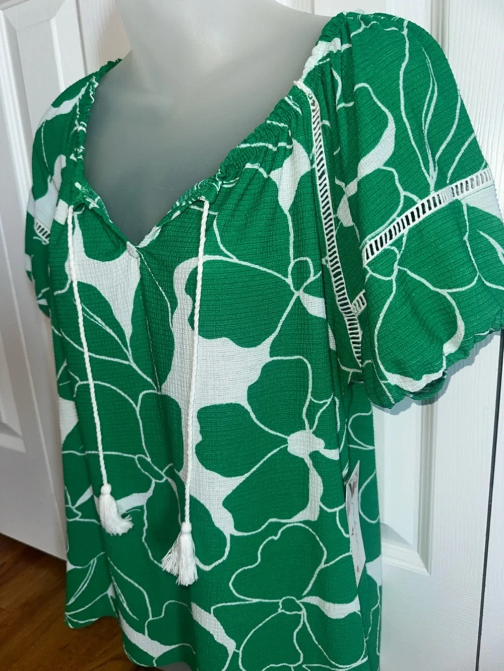 Joie De Vivre Green Floral Peasant Top with Tassel Tie Small S NWT - Picture 3 of 5